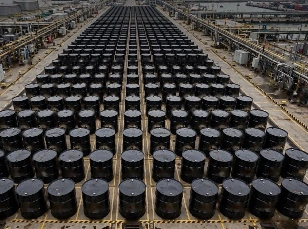 Bitumen storage drums